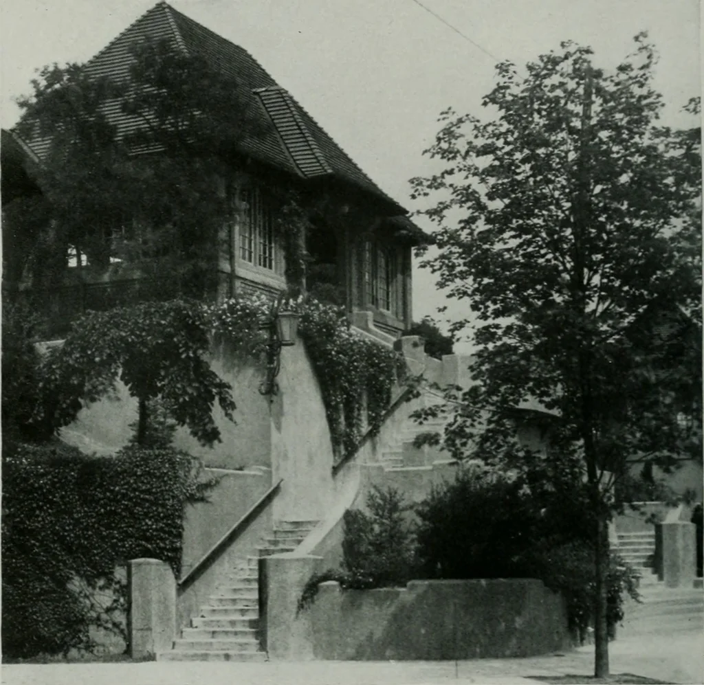 An illustration from American country houses of to-day; an illustrated account of some excellent houses built and gardens planted during the last few years, showing unmistakable influence of the modern trend in ideals architectural, 1915, leaf 433
