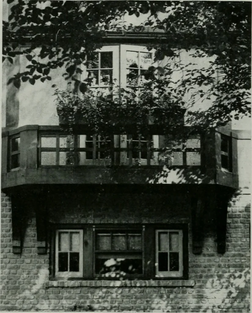 An illustration from American country houses of to-day; an illustrated account of some excellent houses built and gardens planted during the last few years, showing unmistakable influence of the modern trend in ideals architectural, 1915, leaf 435