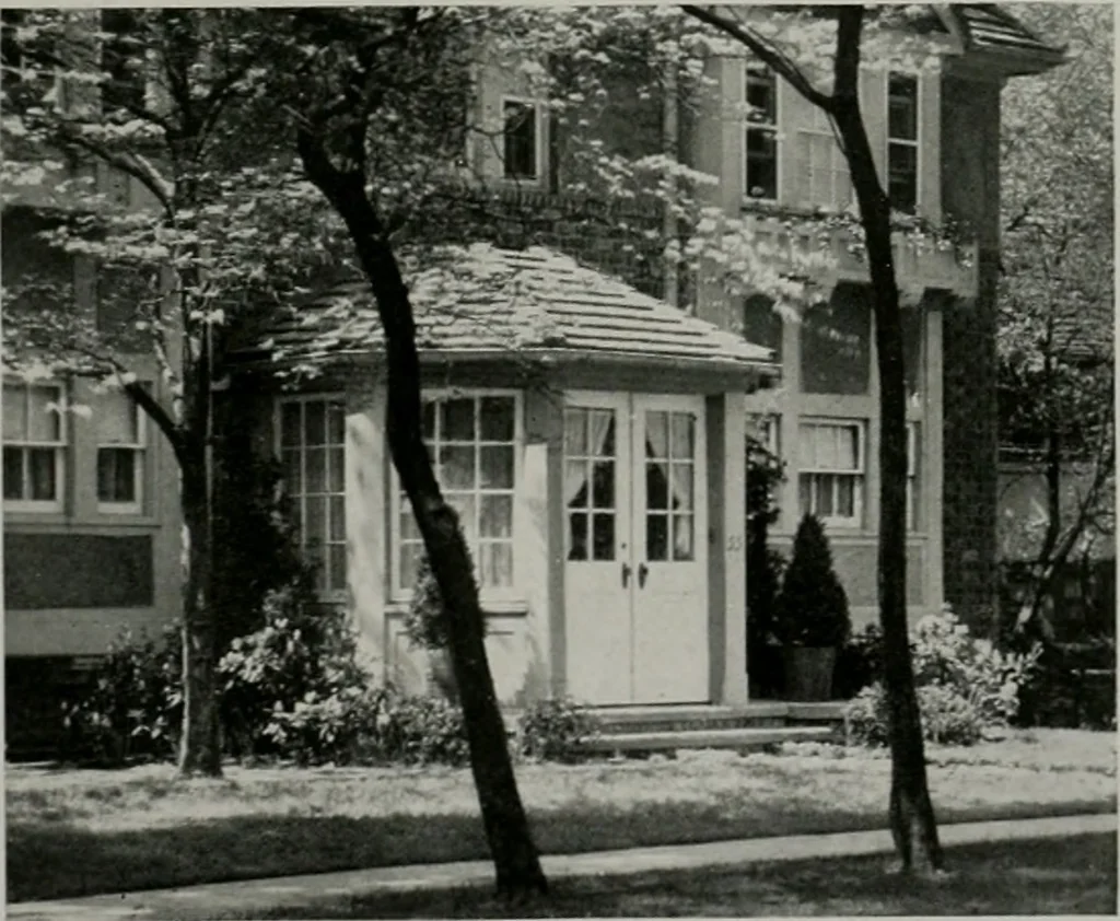 An illustration from American country houses of to-day; an illustrated account of some excellent houses built and gardens planted during the last few years, showing unmistakable influence of the modern trend in ideals architectural, 1915, leaf 438