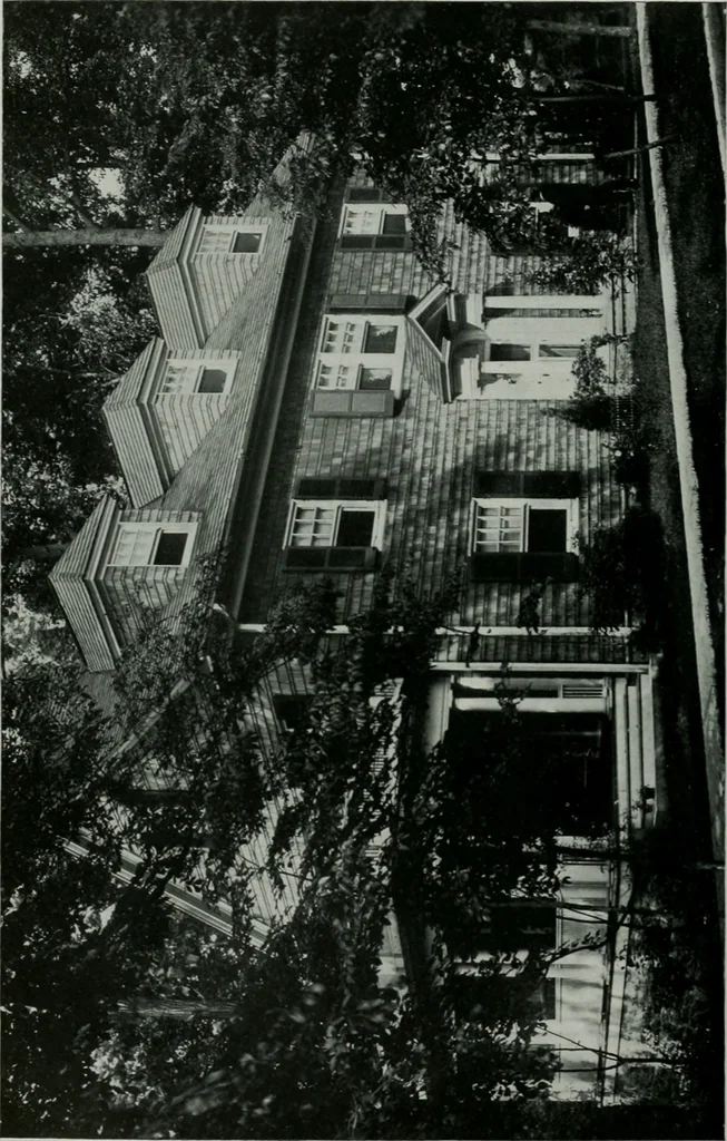 An illustration from American country houses of to-day; an illustrated account of some excellent houses built and gardens planted during the last few years, showing unmistakable influence of the modern trend in ideals architectural, 1915, leaf 441