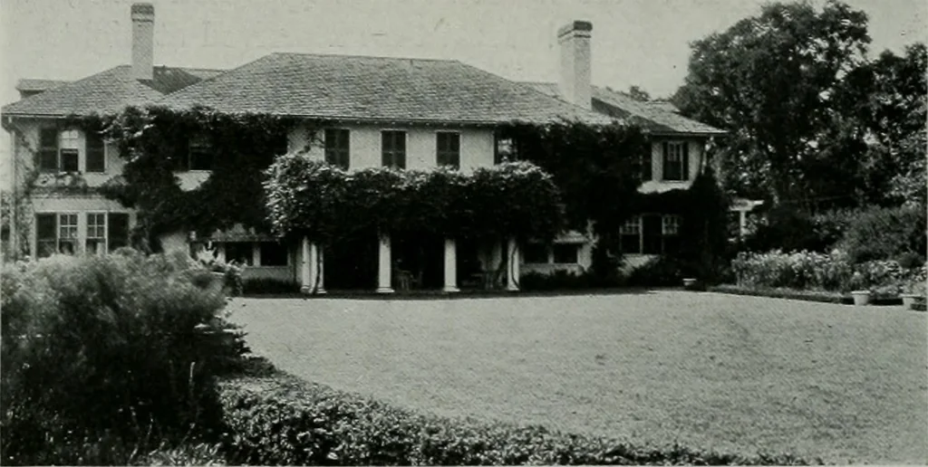An illustration from American country houses of to-day; an illustrated account of some excellent houses built and gardens planted during the last few years, showing unmistakable influence of the modern trend in ideals architectural, 1915, leaf 443