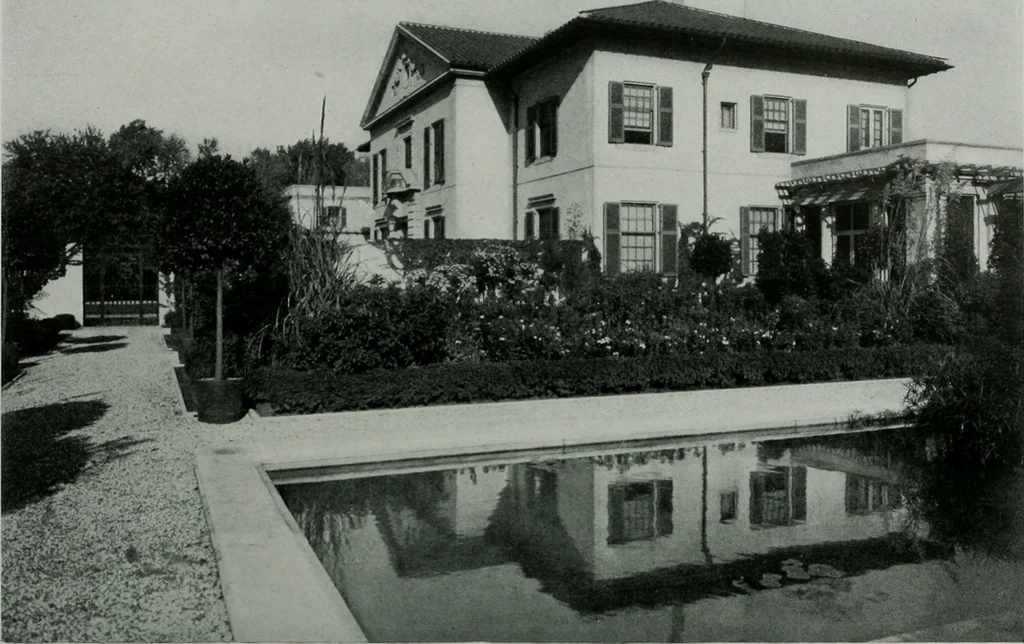 An illustration from American country houses of to-day; an illustrated account of some excellent houses built and gardens planted during the last few years, showing unmistakable influence of the modern trend in ideals architectural, 1915, leaf 59