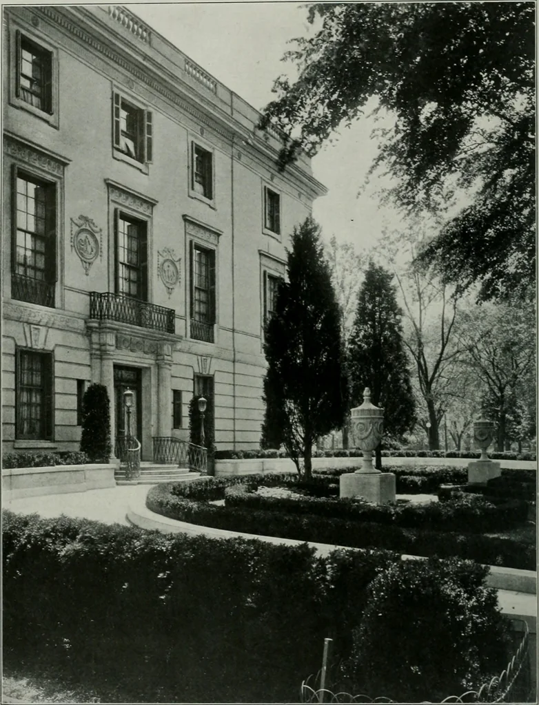 An illustration from American country houses of to-day; an illustrated account of some excellent houses built and gardens planted during the last few years, showing unmistakable influence of the modern trend in ideals architectural, 1915, leaf 7
