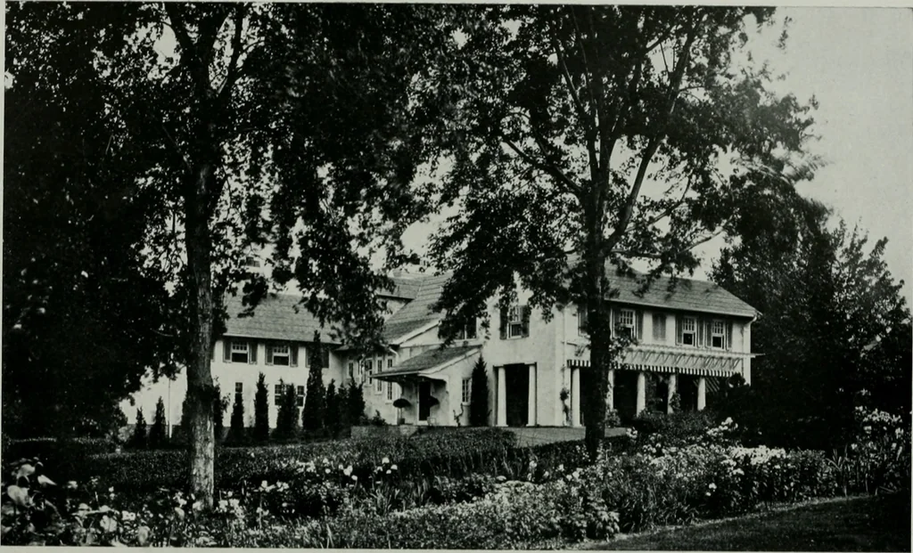 An illustration from American country houses of to-day; an illustrated account of some excellent houses built and gardens planted during the last few years, showing unmistakable influence of the modern trend in ideals architectural, 1915, leaf 85