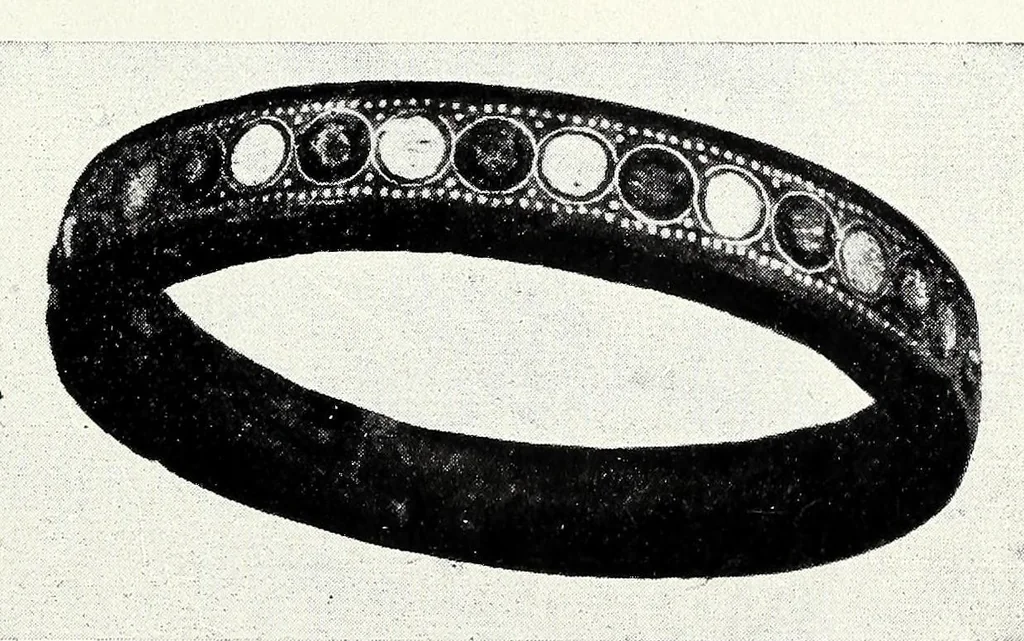 An illustration from Amuleti ed ornamenti con simboli magici della Libia : con otto tavole illustrative, 1915, leaf 51