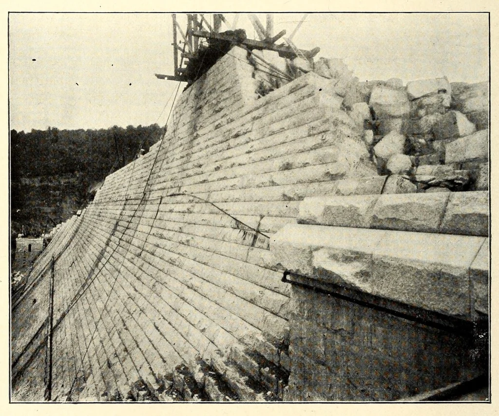 An illustration from Ancient and modern engineering and the Isthmian canal, 1903, leaf 264