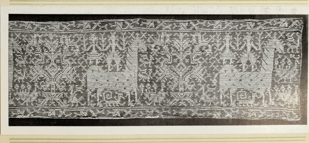 An illustration from Antiche trine italiane : trine ad ago, 1908, leaf 64