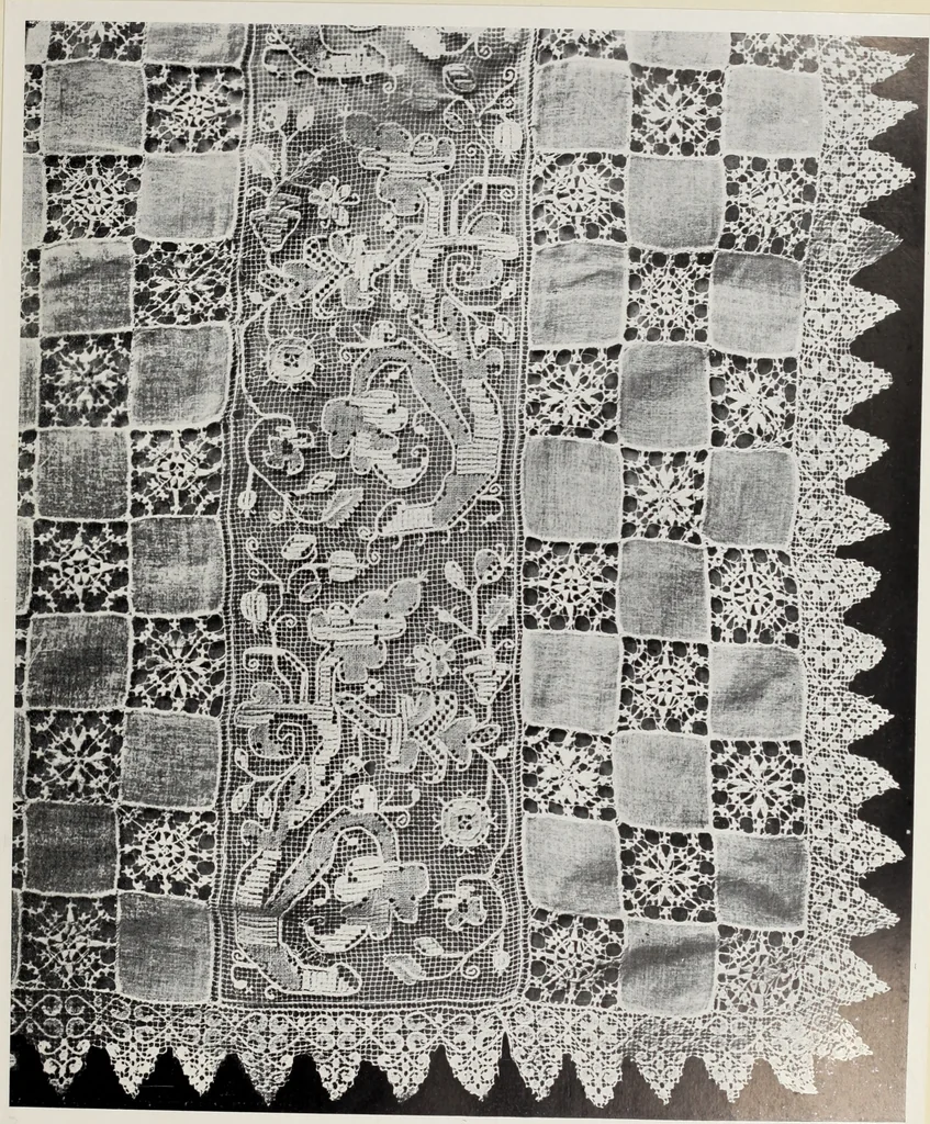 An illustration from Antiche trine italiane : trine ad ago, 1908, leaf 92