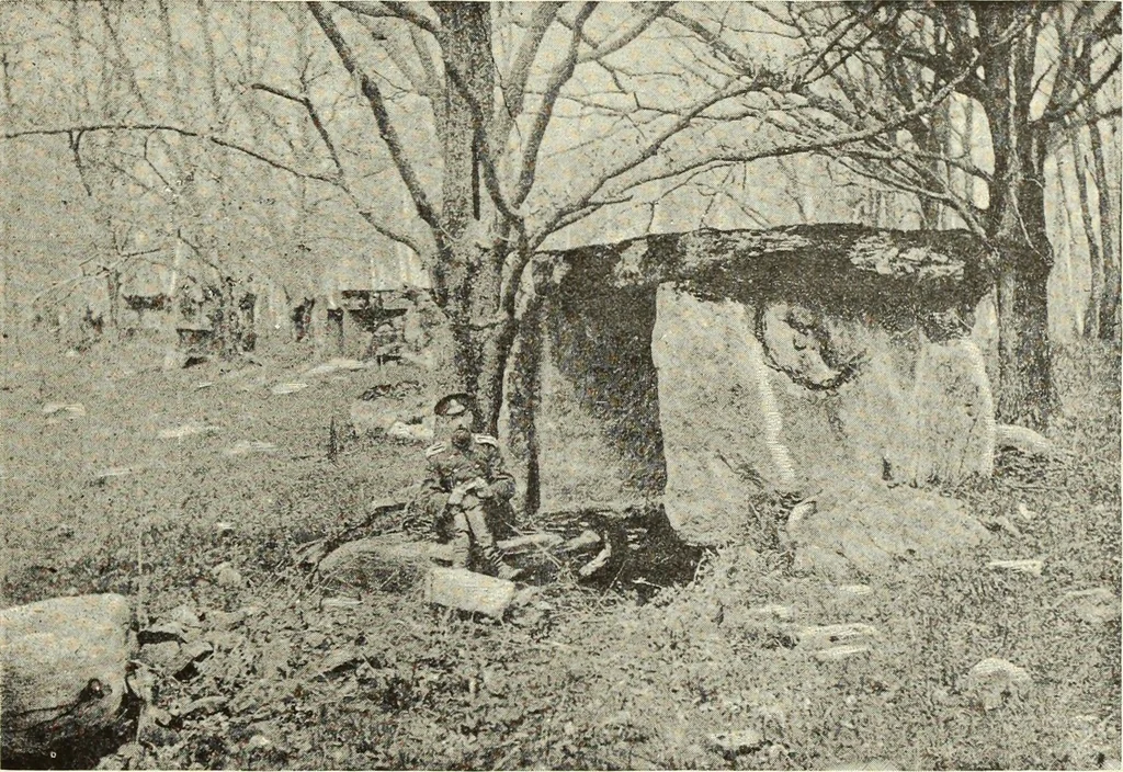An illustration from Antiquités de la Russie méridionale, 1891, leaf 458