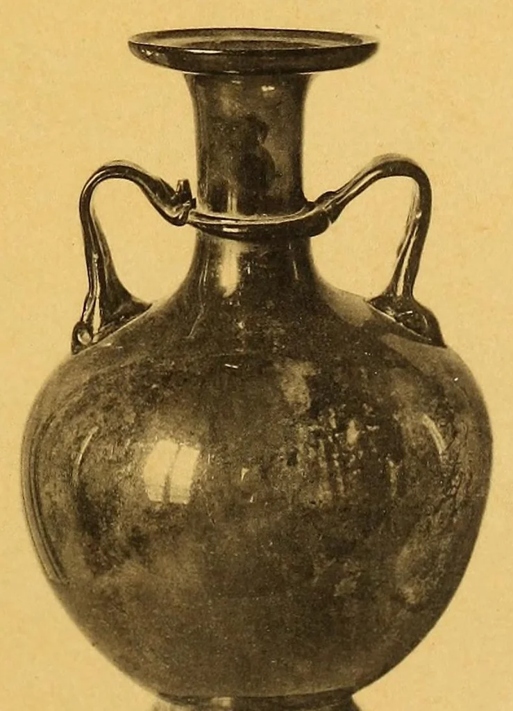 An illustration from Antiquités égyptiennes, grecques & romaines : marbres, bronzes verrerie, céramique, orféverie & objets divers provenant de l'ancienne collection Borelli Bey, appartenent à M. H. dont la vente aura lieu à Paris, Hotel Drouot, les mercredi 11 jeudi 12 et vendredi 13 juin 1913, 1913, leaf 67