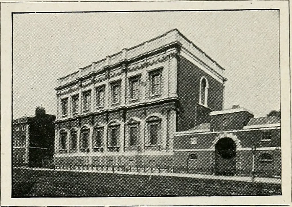 An illustration from Apollo : histoire générale des arts plastiques professée en 1902-1903 à l'École du Louvre, 1907, leaf 148