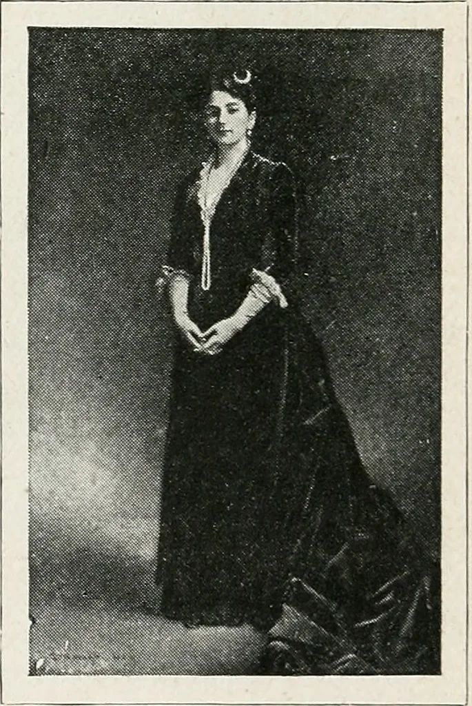 An illustration from Apollo : histoire générale des arts plastiques professée en 1902-1903 à l'École du Louvre, 1907, leaf 316