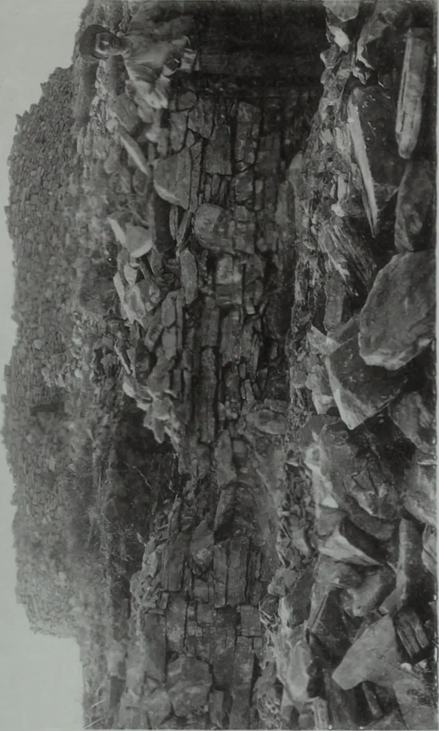 An illustration from Archaiologik ephmeris : ekdidomen hypo ts en Athnais Archaiologiks Hetairias, 1862, leaf 450