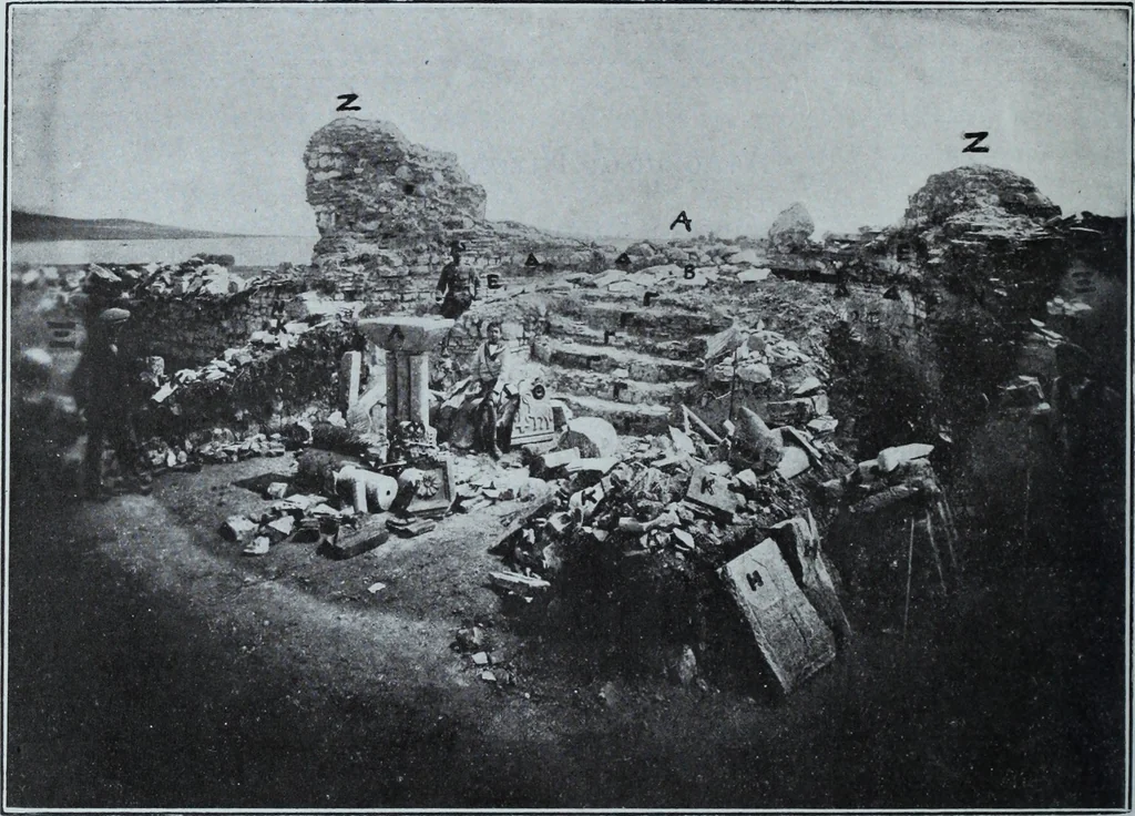 An illustration from Archaiologik ephmeris : ekdidomen hypo ts en Athnais Archaiologiks Hetairias, 1862, leaf 215