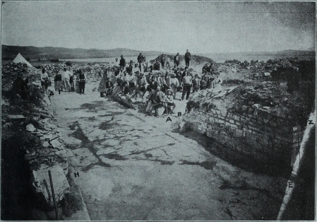 An illustration from Archaiologik ephmeris : ekdidomen hypo ts en Athnais Archaiologiks Hetairias, 1862, leaf 220