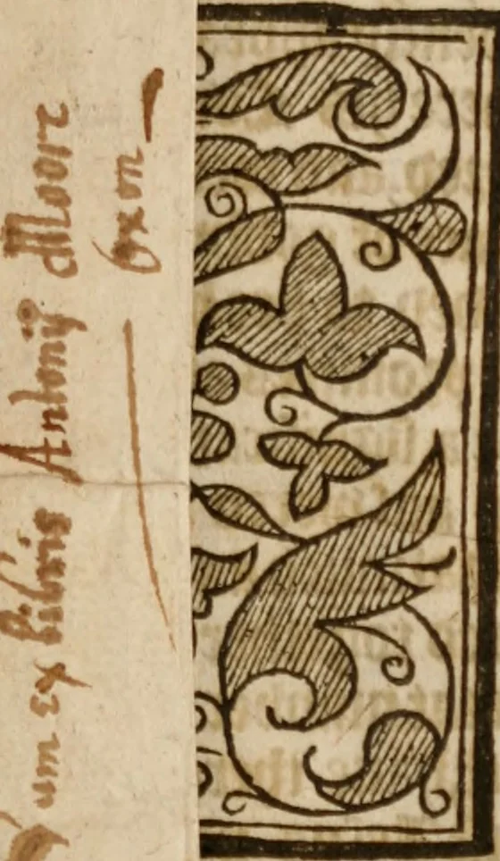 An illustration from Aristotelous technēs rētorikēs, biblia tria = Aristotelis de rhetorica seu arte dicendi libri tres, græcolat. : contextu græco, ad exemplaria selectiora emendato : latino, paraphrasi, vbi opus, intertexto : vtroque, etiam in particulas distincto : margini interiori, adscriptis locis authoris, exipso citatis, vel en parallēlo similibus : exteriori, adposita analytica methodo, cuius tabulæ synopticæ, in sua loca distributæ, 1619, leaf 2