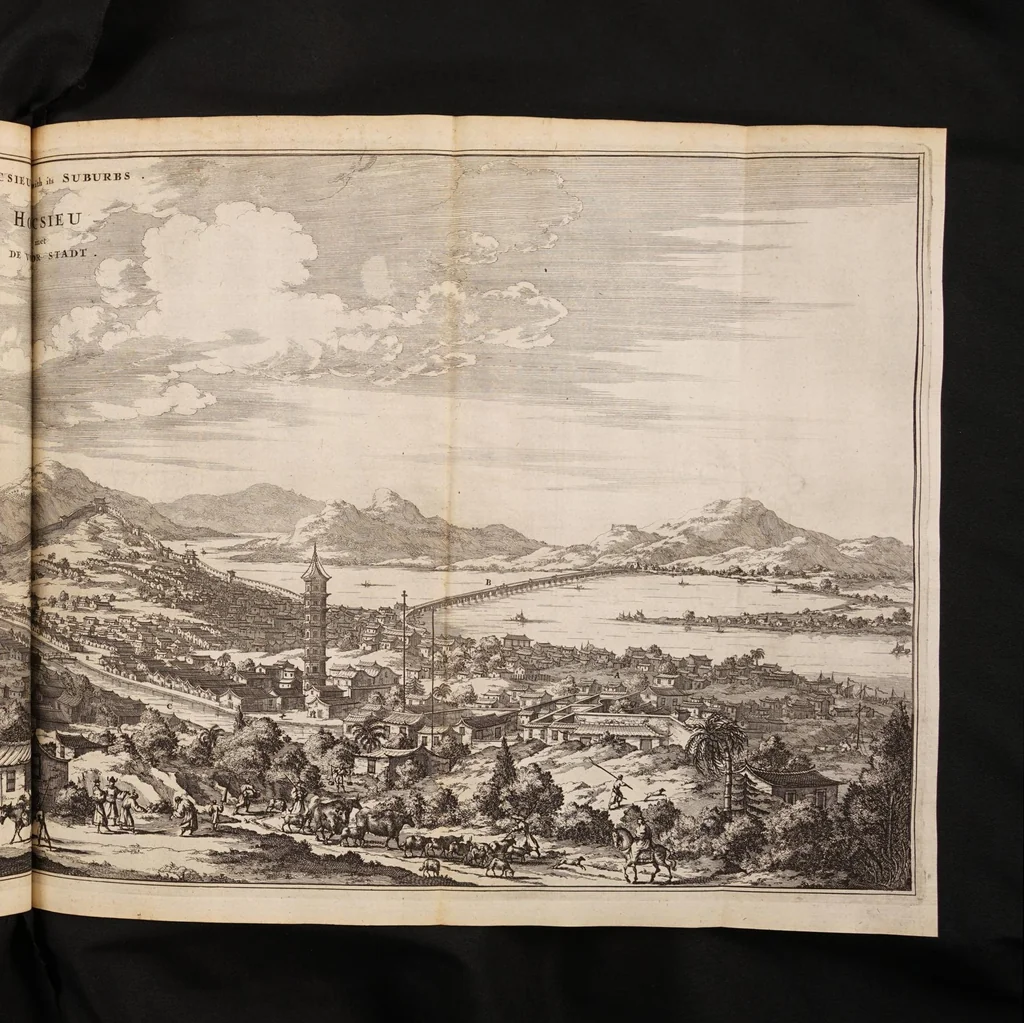 An illustration from Gedenkwaerdig bedryf der Nederlandsche Oost-Indische Maetschappye, op de kuste en in het keizerrijk van Taising of Sina: behelzende het tweede gezandschap aen den onder-koning Singlamong en veldheer Taising Lipoui; door Jan van Kampen en Konstantyn Nobel. Vervolgt met een verhael van het voorgevallen des jaers zestien hondert drie ein vier en zestig, op de kuste van Sina, en ontrent d'eilanden Tayowan, Formosa, Ay en Quemuy, onder 't gezag van Balthasar Bort: en het derde gezandschap aen Konchy, Tartarsche keizer van Sina en Oost-Tartarye: onder beleit van Zijne Ed. Pieter van Hoorn. Beneffens een beschryving van geheel Sina. Verciert doorgaens met verscheide kopere platen, 1670, leaf 303
