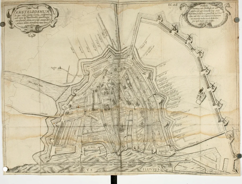 An illustration from Historische beschryvinghe der seer wijt beroemde Coop-stadt Amsterdam : waer inne benevens de eerste beginselen ende opcomsten der stadt, verscheyde privilgien ordonnantien, ende andere ghedenckweerdinghe gheschiedenissen met het ghene de nieuwe vergrootinghen der stadt, als oock de handel ende verre reysen ende de politie betreffende is, tot desen teghenwoordinghen tijt, nae her vervolch der jaeren, verhaelt werdt, 1614, leaf 285