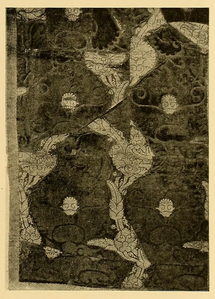An illustration from Catalogue d'étoffes anciennes et modernes décrites, 1927, leaf 151