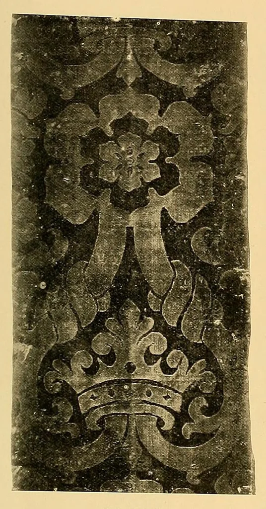 An illustration from Catalogue d'étoffes anciennes et modernes décrites, 1927, leaf 215