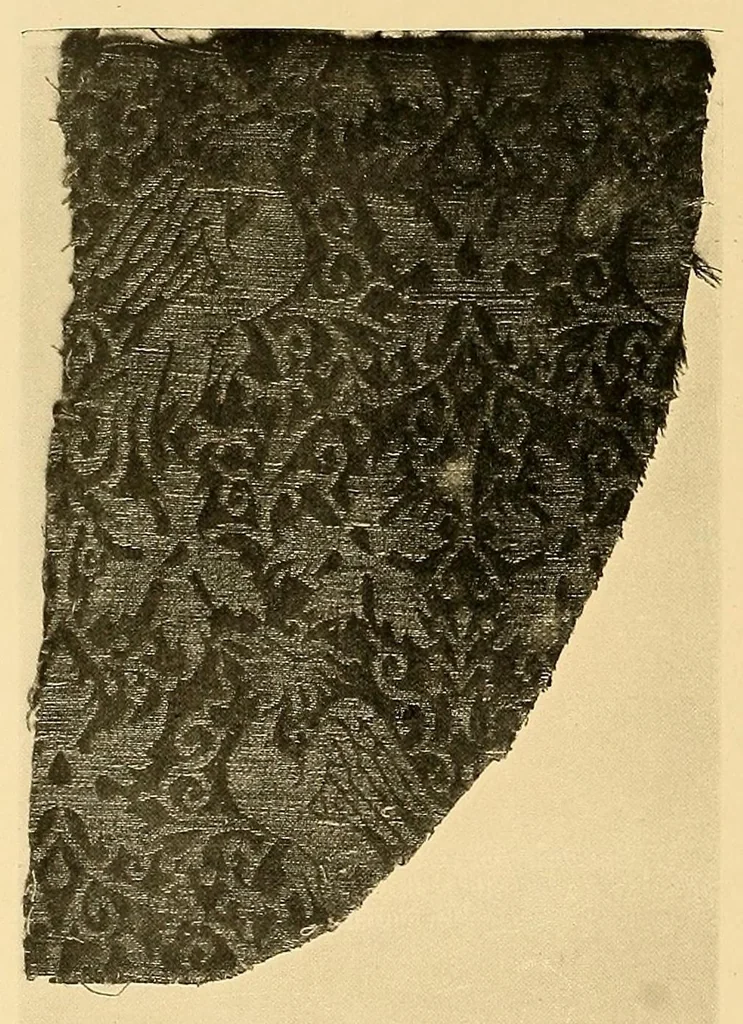 An illustration from Catalogue d'étoffes anciennes et modernes décrites, 1927, leaf 82