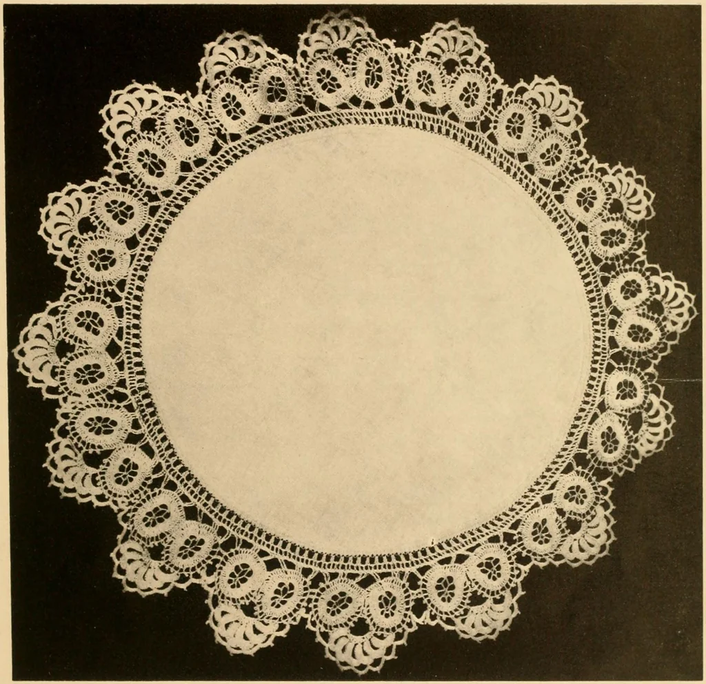 An illustration from Center pieces and lungh sets in crochet work .., 1915, leaf 4