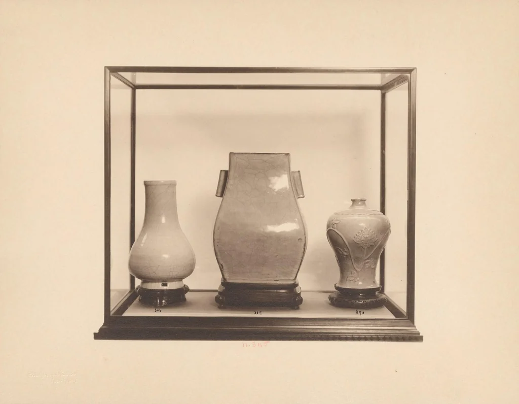 An illustration from Chinese, Corean and Japanese potteries : descriptive catalogue of loan exhibition of selected examples, 1914, leaf 10