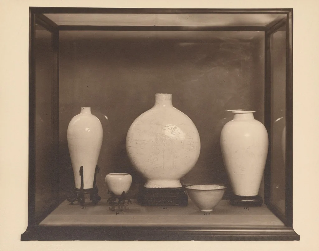 An illustration from Chinese, Corean and Japanese potteries : descriptive catalogue of loan exhibition of selected examples, 1914, leaf 26