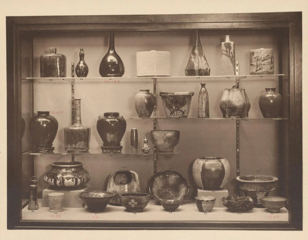 An illustration from Chinese, Corean and Japanese potteries : descriptive catalogue of loan exhibition of selected examples, 1914, leaf 30
