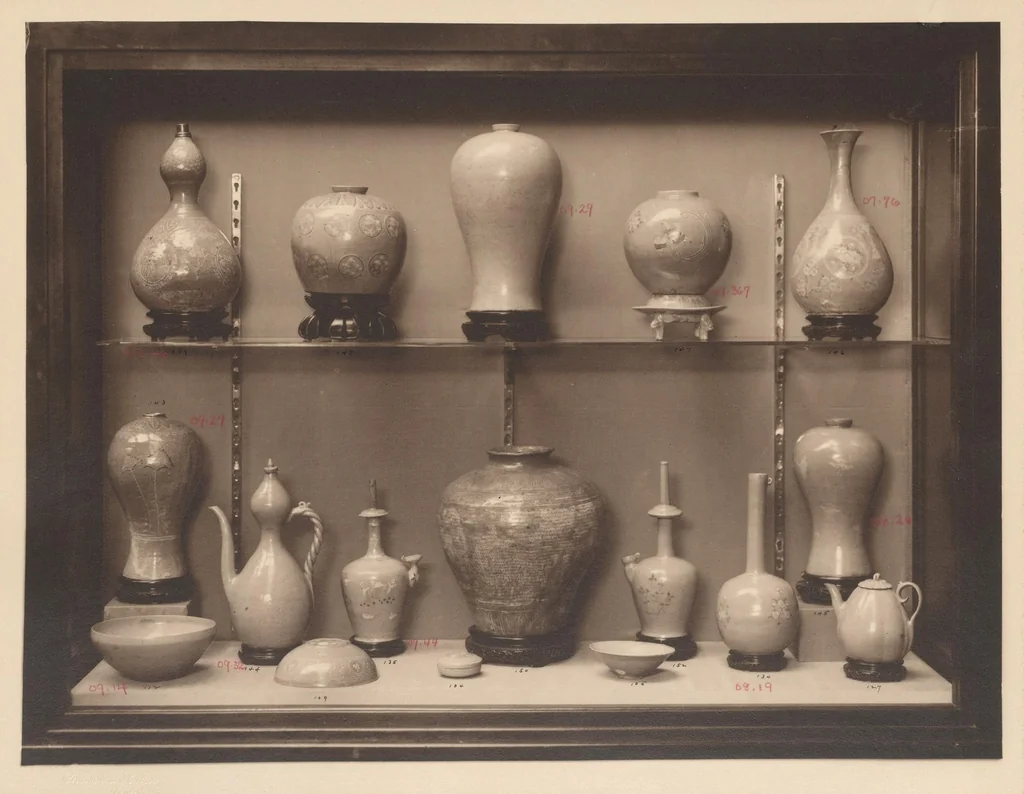 An illustration from Chinese, Corean and Japanese potteries : descriptive catalogue of loan exhibition of selected examples, 1914, leaf 32