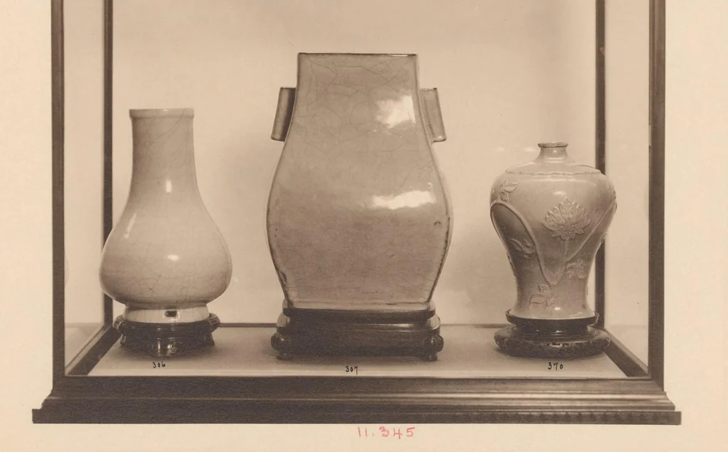 An illustration from Chinese, Corean and Japanese potteries : descriptive catalogue of loan exhibition of selected examples, 1914, leaf 40