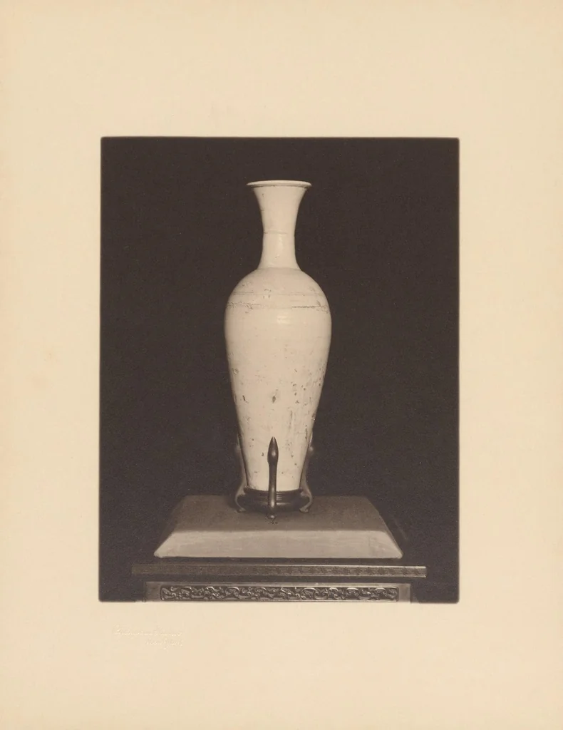 An illustration from Chinese, Corean and Japanese potteries : descriptive catalogue of loan exhibition of selected examples, 1914, leaf 31