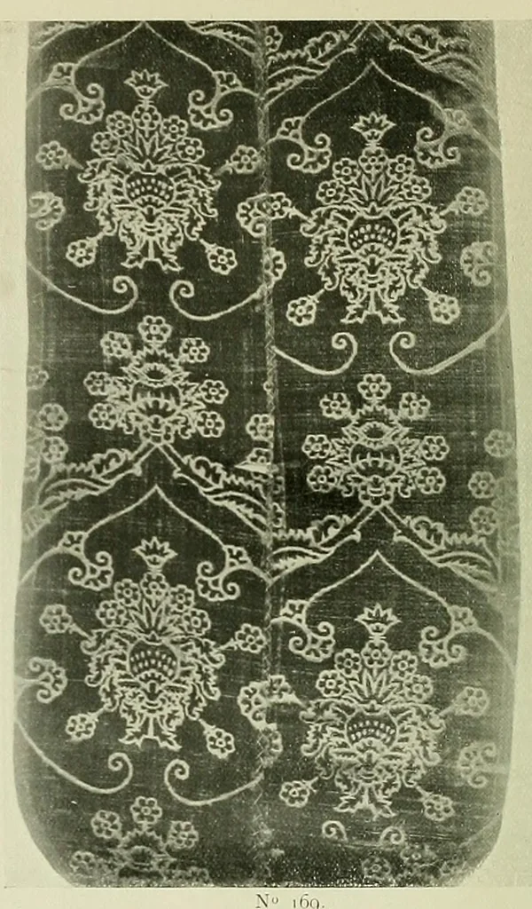 An illustration from Collection d'anciennes étoffes, réunies et décrites, 1901, leaf 102