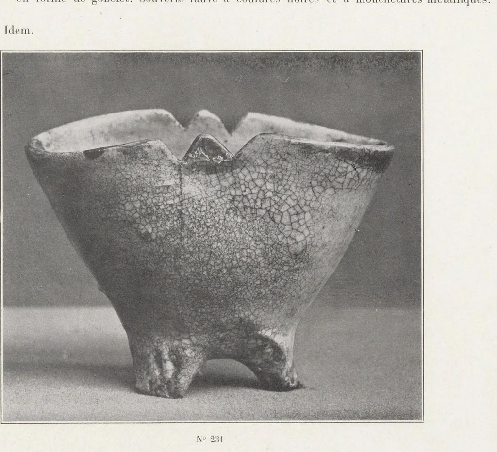 An illustration from Collection S. Bing. : Objets d'art et peintures du Japon et de la Chine dont la vente aura lieu du lundi 7 au samedi 12 mai 1906 inclus dans les galeries de MM. Durand-Ruel, 1906, leaf 35