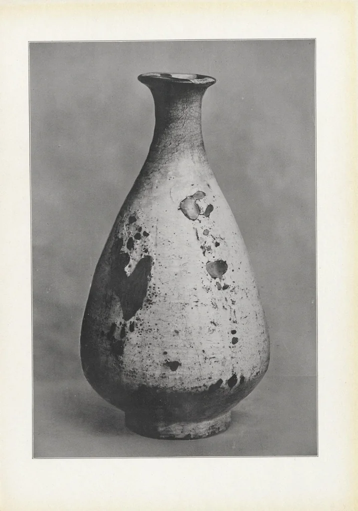 An illustration from Collection S. Bing. : Objets d'art et peintures du Japon et de la Chine dont la vente aura lieu du lundi 7 au samedi 12 mai 1906 inclus dans les galeries de MM. Durand-Ruel, 1906, leaf 41