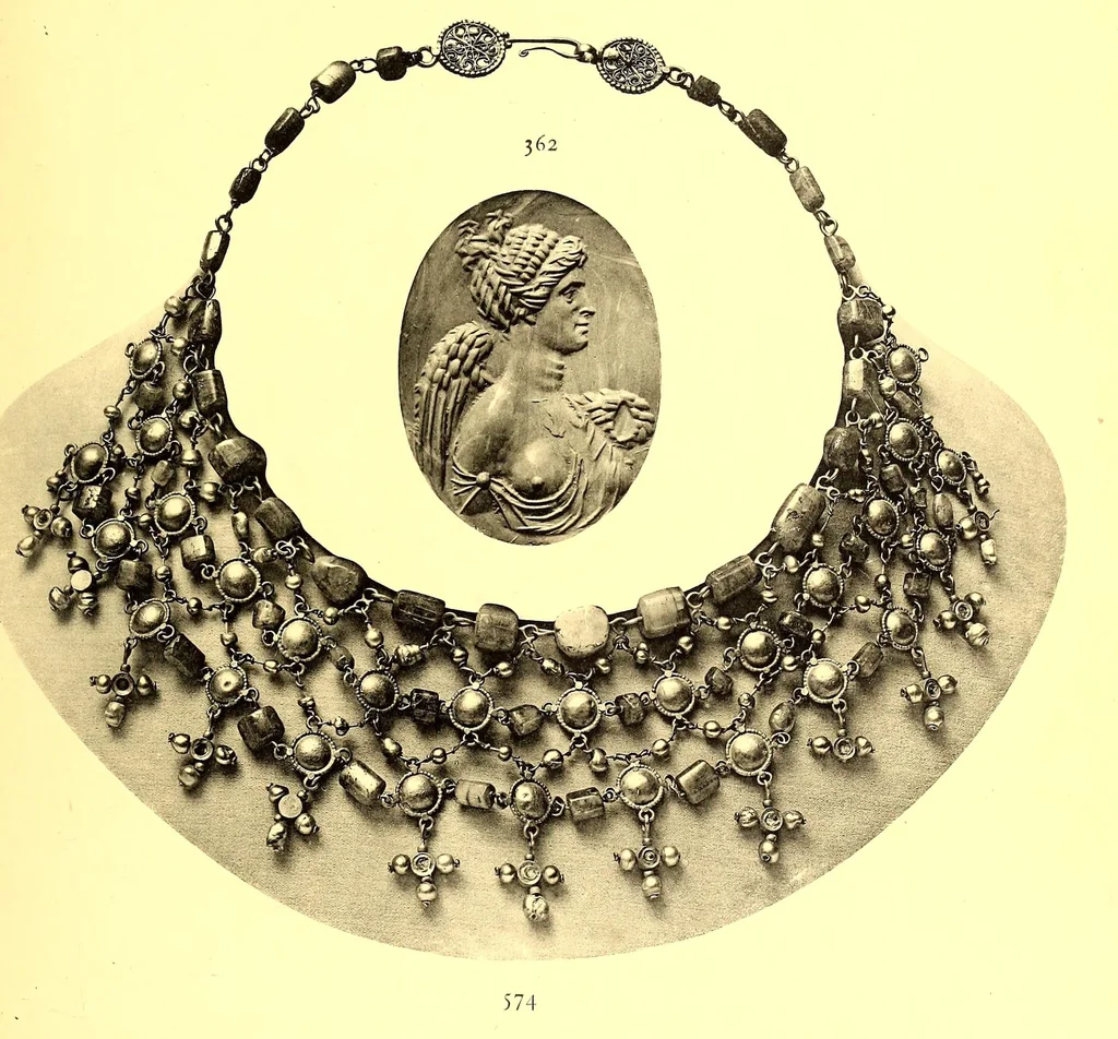 An illustration from Collections de feu M. Jean P. Lambros d'Athenes et de M. Giovanni Dattari du Caire, 1912, leaf 195