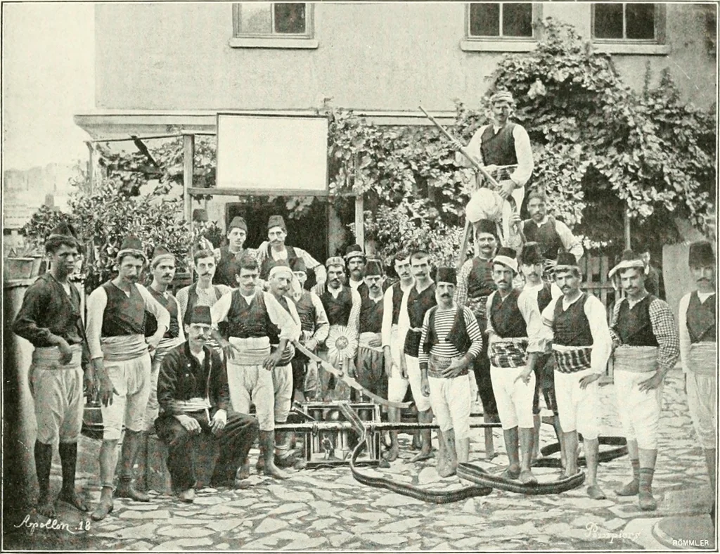 An illustration from Constantinople : ouvrage orné de 103 gravures, 1906, leaf 14
