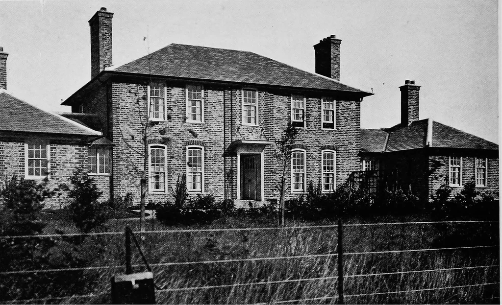 An illustration from The housing problem in war and peace, 1918, leaf 71