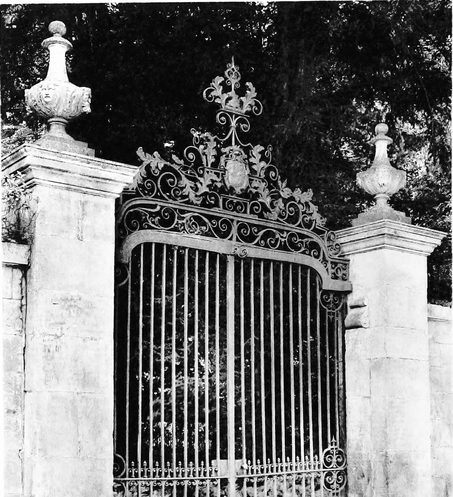 An illustration from English ironwork of the XVIIth & XVIIIth centuries; an historical & analytical account of the development of exterior smithcraft, 1911, leaf 385