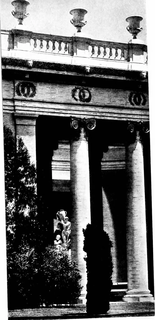 An illustration from The art of the exposition : personal impressions of the architecture, sculpture, mural decorations, color scheme & other aesthetic aspects of the Panama-Pacific International Exposition, 1915, leaf 32