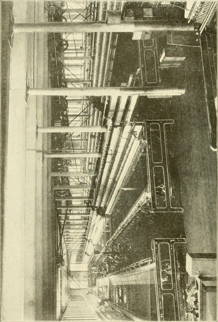 An illustration from Cyclopedia of textile work : a general reference library on cotton, woollen and worsted yarn manufacture, weaving, designing, chemistry and dyeing, finishing, knitting, and allied subjects, 1907, leaf 355