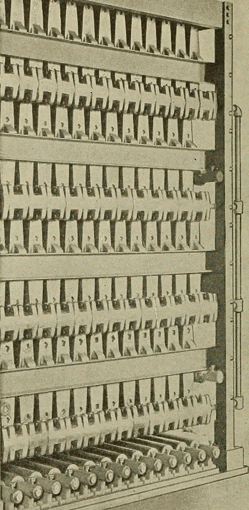 An illustration from Cyclopedia of textile work : a general reference library on cotton, woolen and worsted yarn manufacture, weaving, designing, chemistry and dyeing, finishing, knitting, and allied subjects, 1911, leaf 351