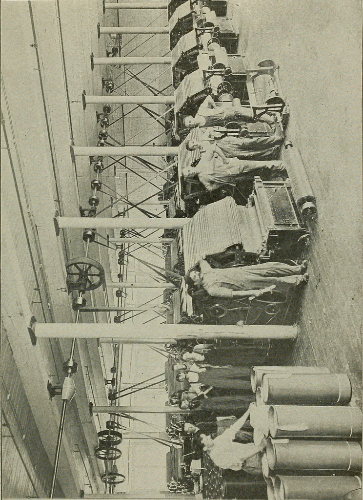 An illustration from Cyclopedia of textile work : a general reference library on cotton, woolen and worsted yarn manufacture, weaving, designing, chemistry and dyeing, finishing, knitting, and allied subjects, 1911, leaf 124