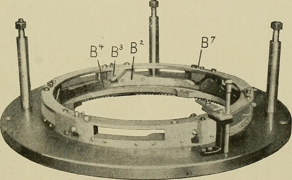 An illustration from Cyclopedia of textile work : a general reference library on cotton, woolen and worsted yarn manufacture, weaving, designing, chemistry and dyeing, finishing, knitting, and allied subjects, 1911, leaf 130