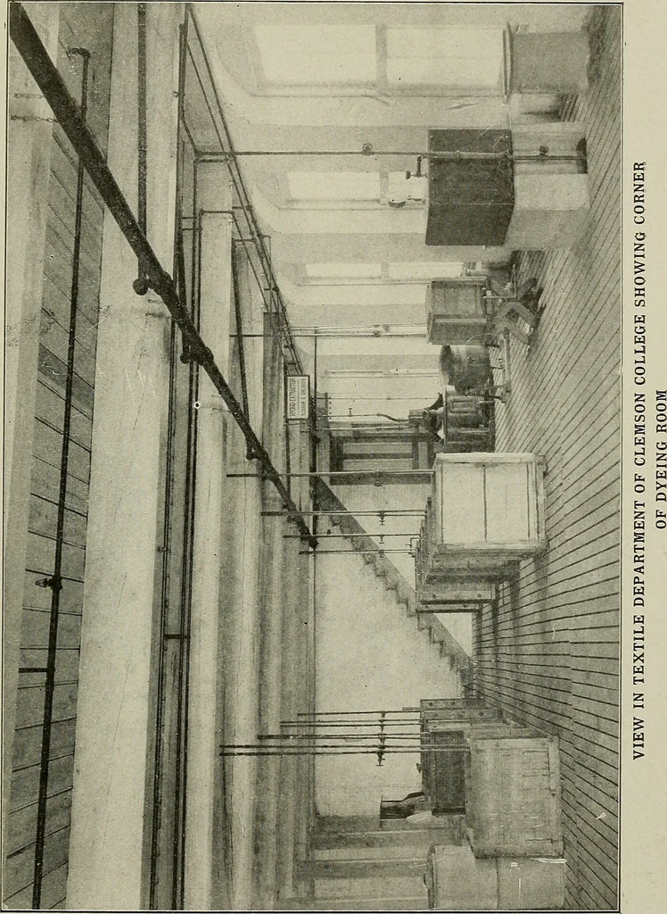 An illustration from Cyclopedia of textile work : a general reference library on cotton, woolen and worsted yarn manufacture, weaving, designing, chemistry and dyeing, finishing, knitting, and allied subjects, 1911, leaf 160