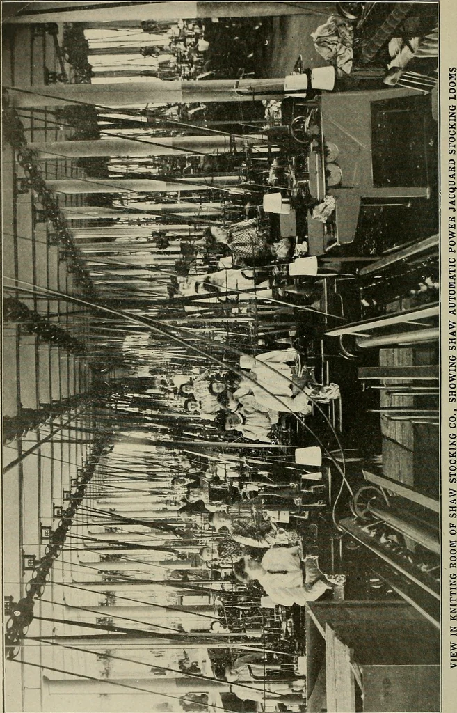An illustration from Cyclopedia of textile work : a general reference library on cotton, woolen and worsted yarn manufacture, weaving, designing, chemistry and dyeing, finishing, knitting, and allied subjects, 1911, leaf 265