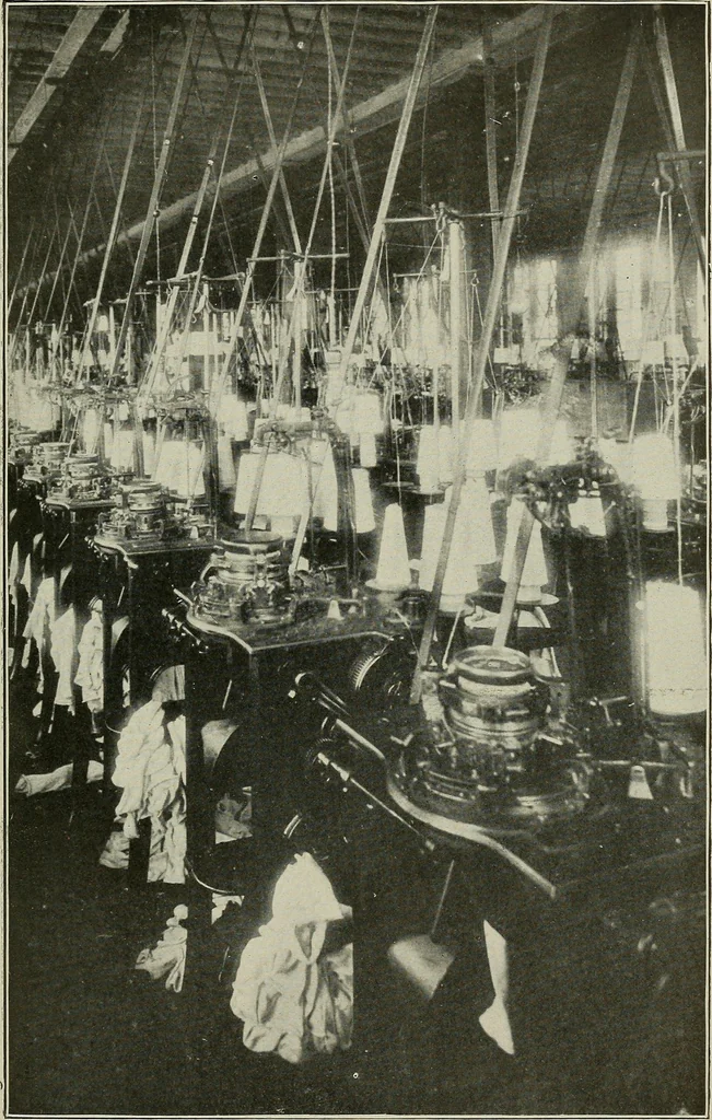 An illustration from Cyclopedia of textile work : a general reference library on cotton, woolen and worsted yarn manufacture, weaving, designing, chemistry and dyeing, finishing, knitting, and allied subjects, 1911, leaf 282