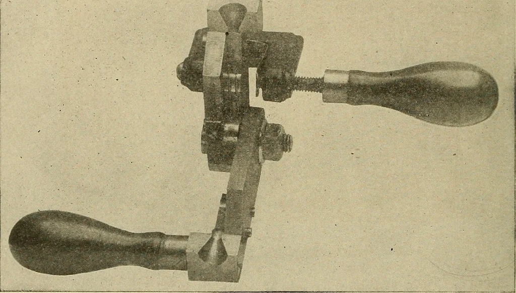 An illustration from Cyclopedia of textile work : a general reference library on cotton, woolen and worsted yarn manufacture, weaving, designing, chemistry and dyeing, finishing, knitting, and allied subjects, 1911, leaf 51