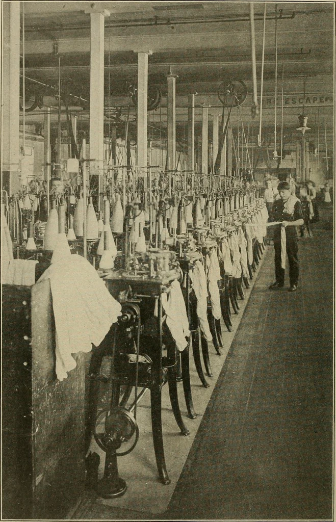 An illustration from Cyclopedia of textile work : a general reference library on cotton, woolen and worsted yarn manufacture, weaving, designing, chemistry and dyeing, finishing, knitting, and allied subjects, 1911, leaf 7