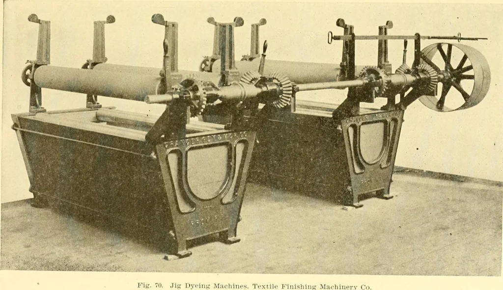 An illustration from Cyclopedia of textile work : a general reference library on cotton, woollen and worsted yarn manufacture, weaving, designing, chemistry and dyeing, finishing, knitting, and allied subjects, 1907, leaf 219